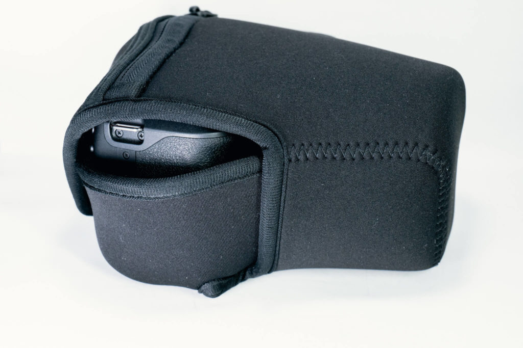 EOS R10、EF50㎜F1.8レンズフードそのままとカメラケースM-80の横面