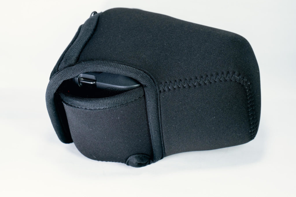 EOS R10、EF50㎜F1.8レンズフードカメラ側とカメラケースM-80の横面