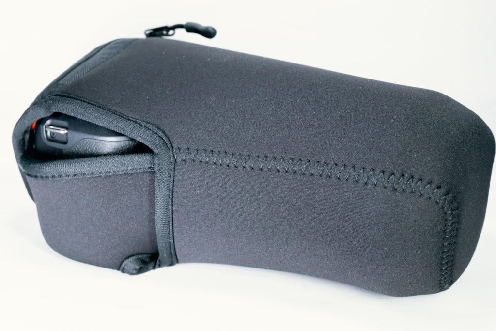 EOS R10、SIGMA 18-35mm F1.8 DC HSM+EF-EOS RとカメラケースM-140の横面