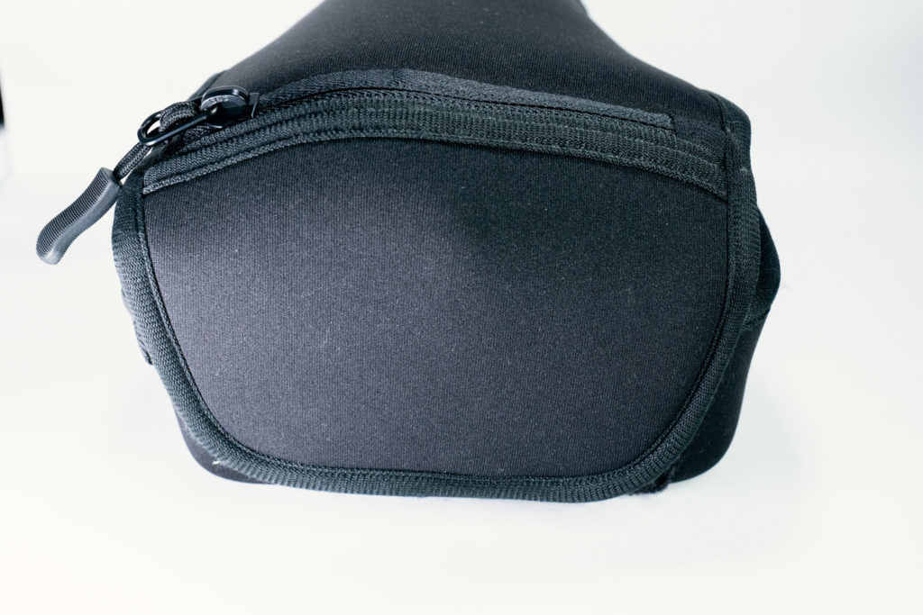 EOS R10、SIGMA 18-35mm F1.8 DC HSM+EF-EOS RとカメラケースM-140の後面