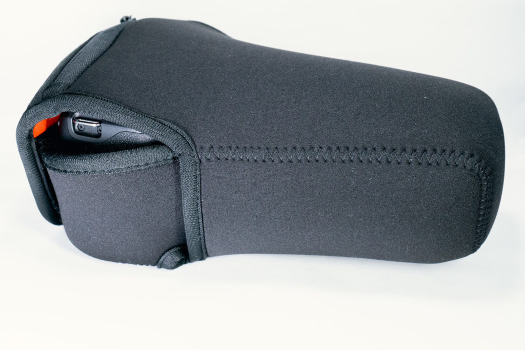 EOS R10、EF-S55-250mm F4-5.6 IS STM +EF-EOS RとカメラケースM-140の横面