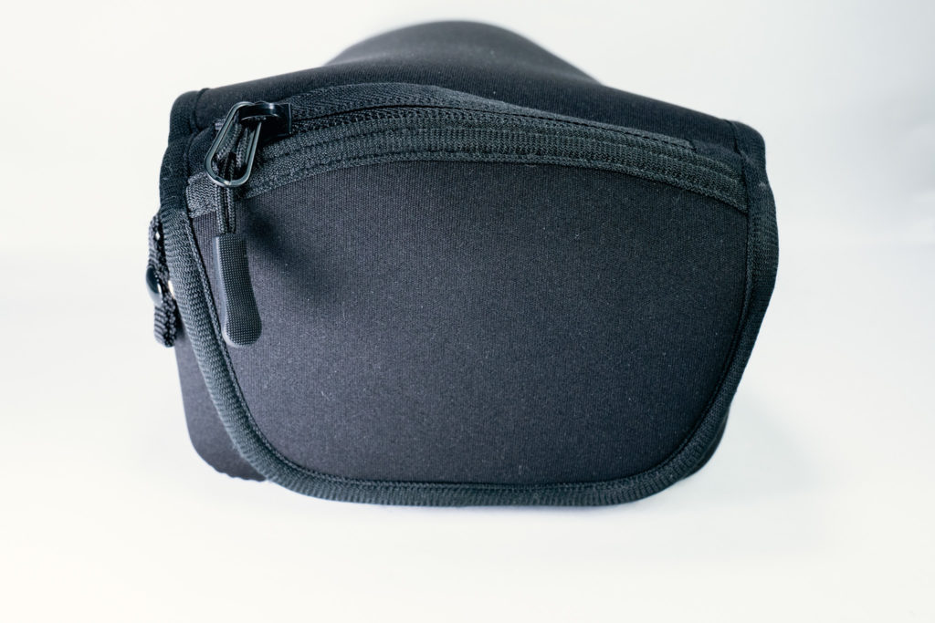 EOS R10、EF-S55-250mm F4-5.6 IS STM +EF-EOS RとカメラケースM-140の後面