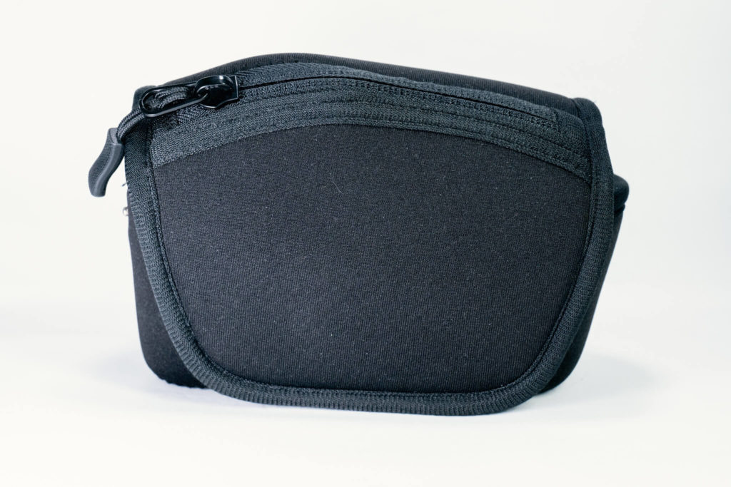 EOS R10、EF50㎜F1.8レンズフードカメラ側とカメラケースM-80の後面