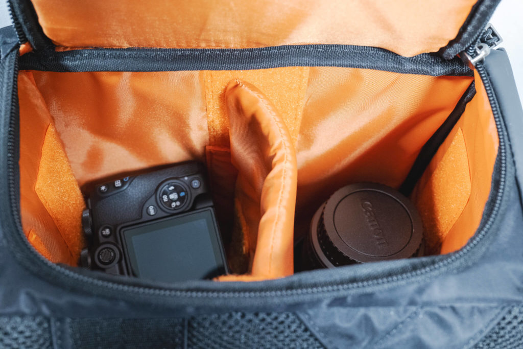 ハクバ プラスシェル ブロス バックパック カメラ収納状況１