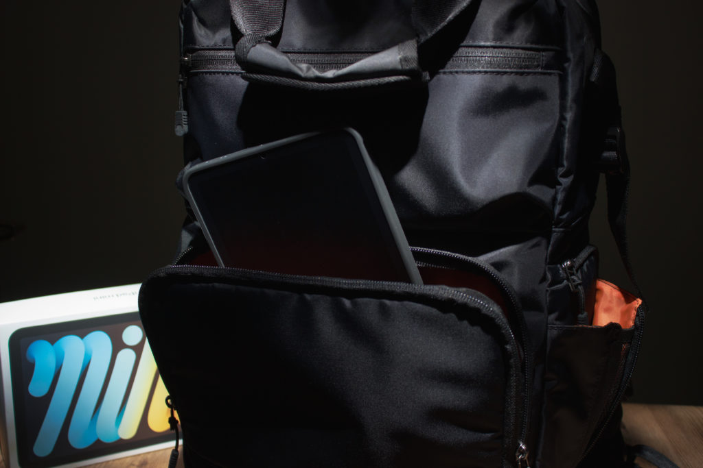 カバンにipad mini 7を入れている写真
